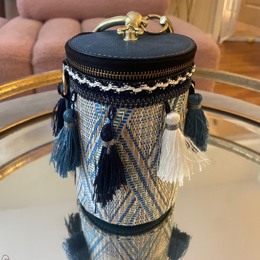 Fun and chic summer straw bag with Ring handle and cross chain.